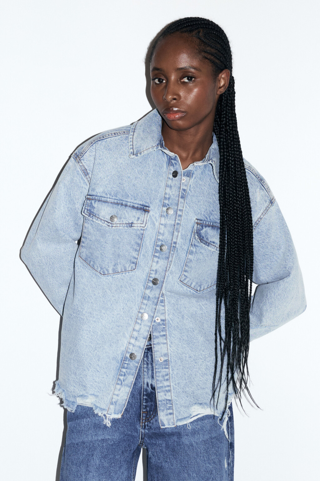 Рубашка oversize джинсовая с рваными деталями - цвет голубой - 2