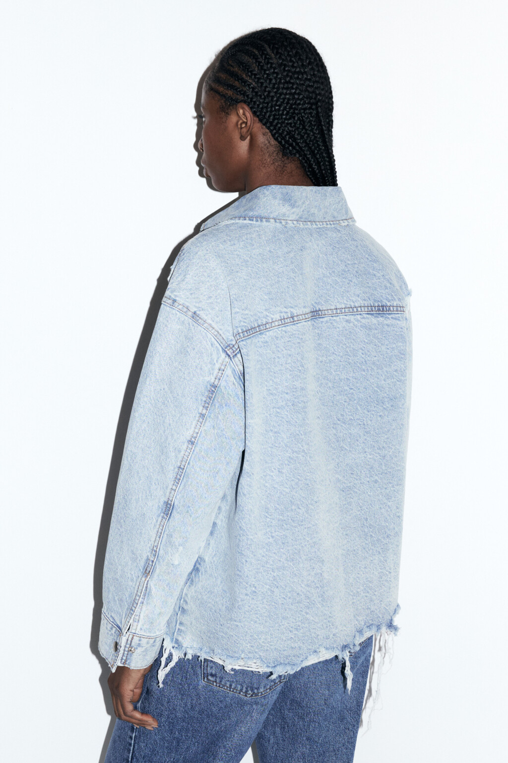 Рубашка oversize джинсовая с рваными деталями - цвет голубой - 4