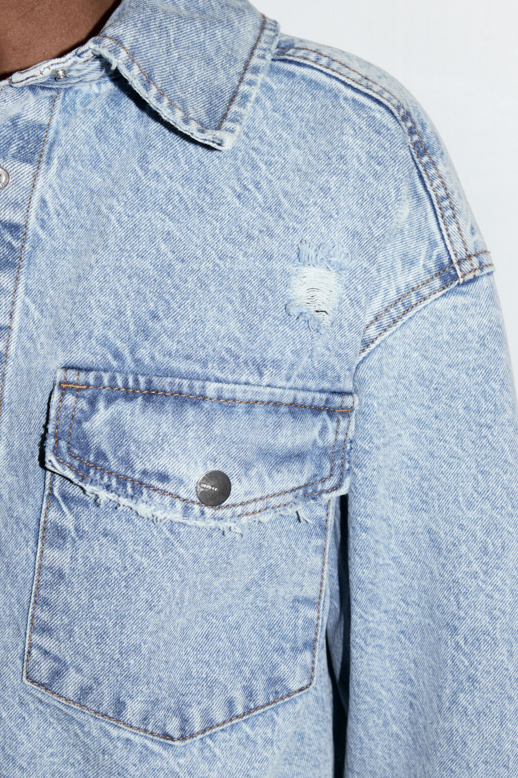 Рубашка oversize джинсовая с рваными деталями - цвет голубой - 7