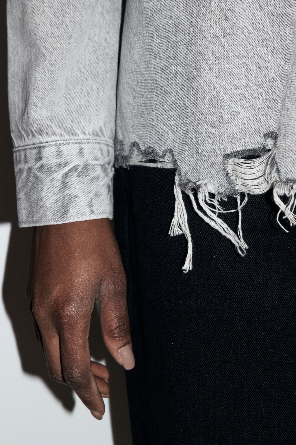 Рубашка oversize джинсовая с рваными деталями - цвет серый - 8