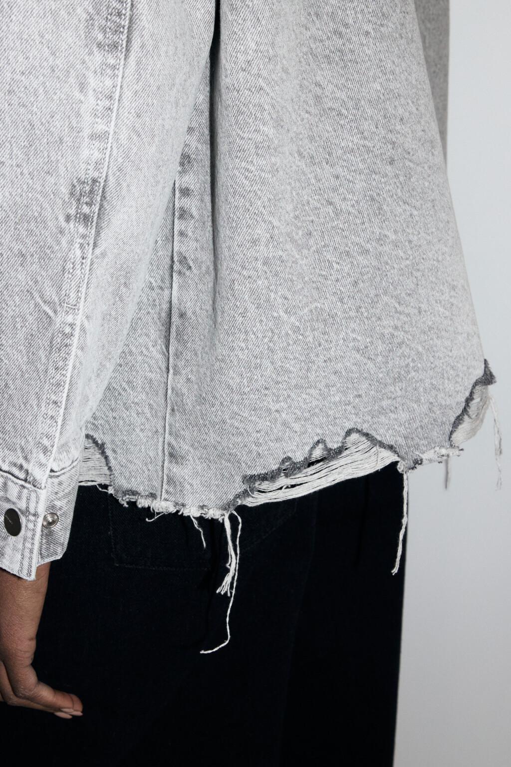 Рубашка oversize джинсовая с рваными деталями - цвет серый - 9