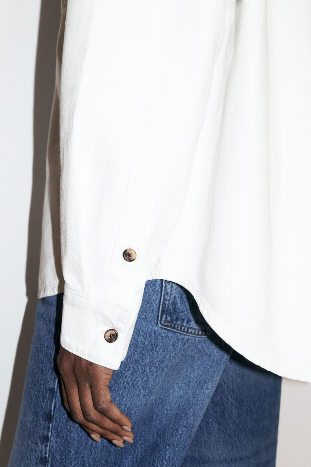 Рубашка джинсовая с нагрудными карманами - цвет белый - 7
