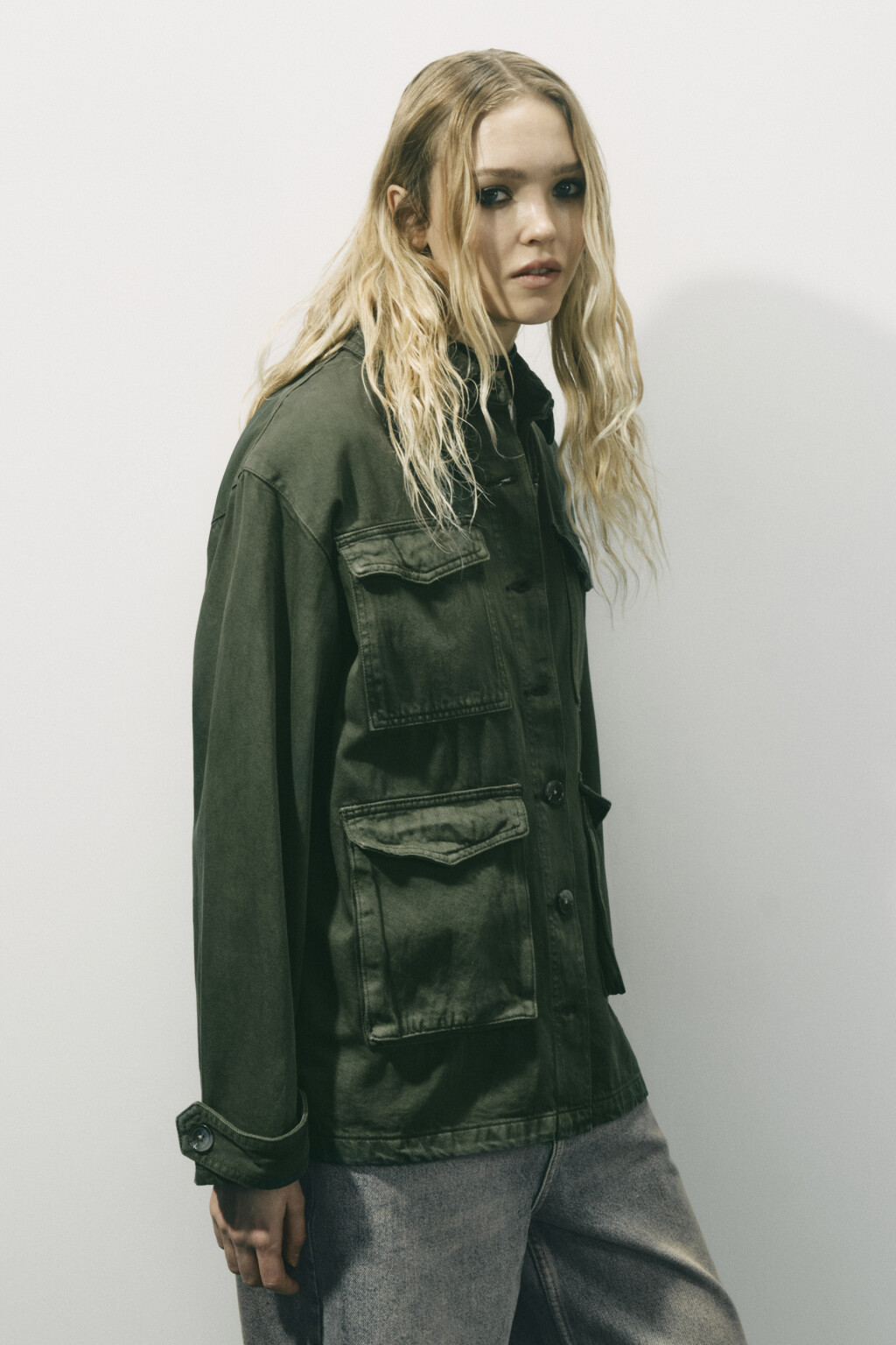 Рубашка oversize джинсовая с накладными карманами - цвет зеленый - 5