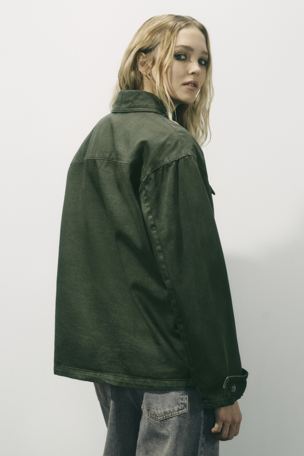 Рубашка oversize джинсовая с накладными карманами - цвет зеленый - 6