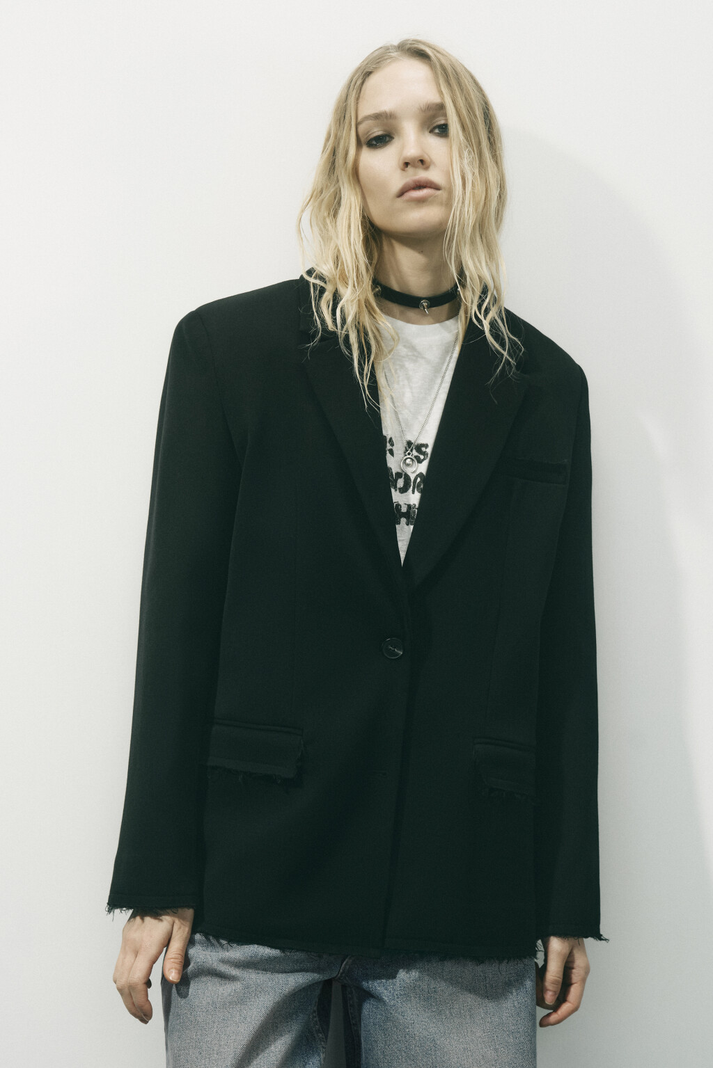 Пиджак костюмный с открытыми срезами и рваниной - цвет черный - 4