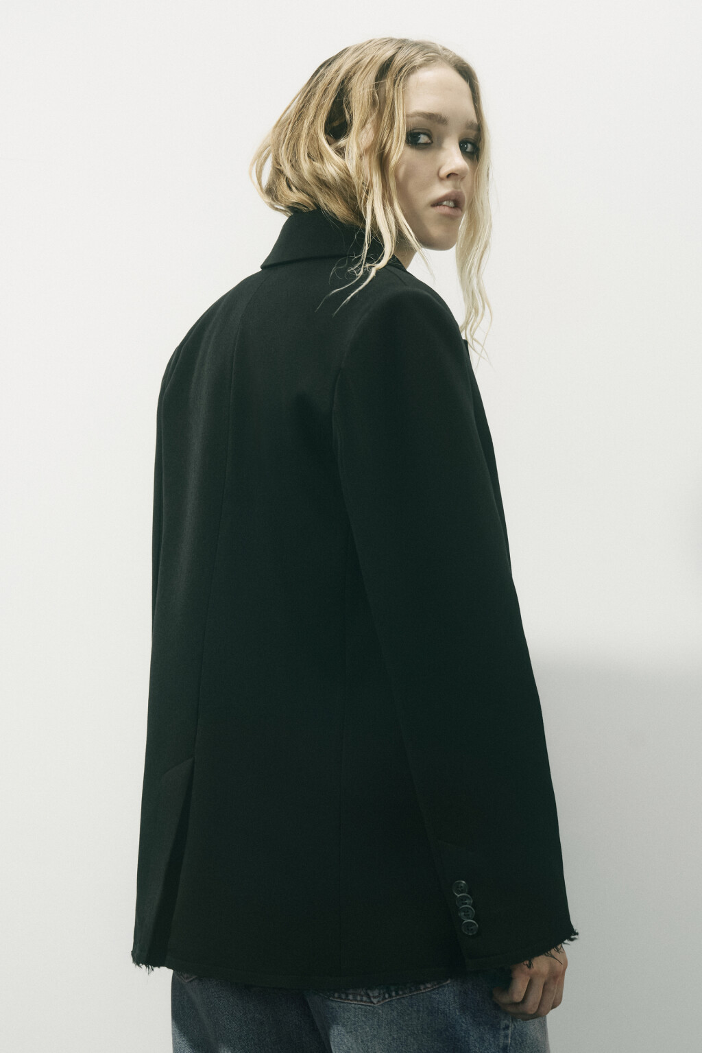 Пиджак костюмный с открытыми срезами и рваниной - цвет черный - 6