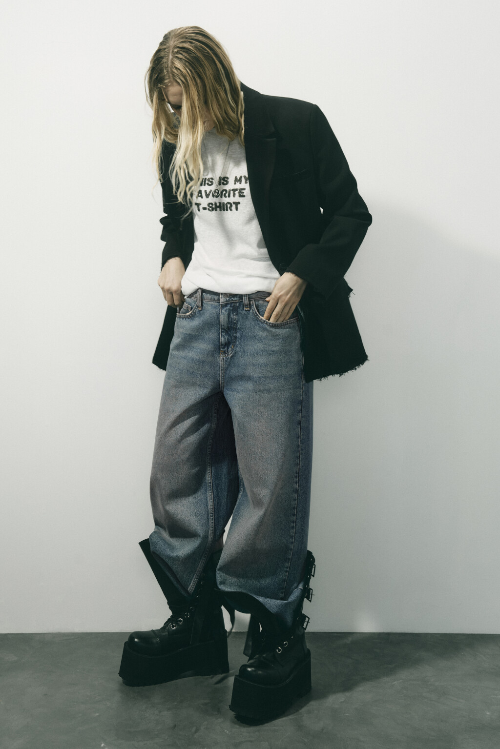 Пиджак костюмный с открытыми срезами и рваниной - цвет черный - 2