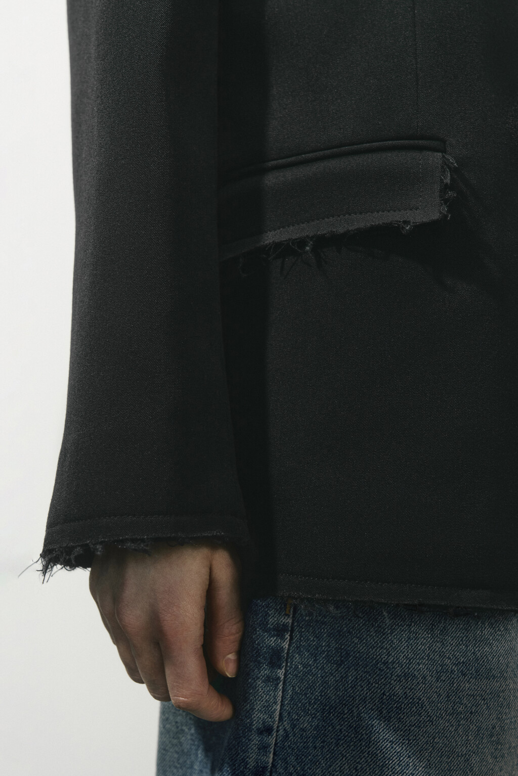 Пиджак костюмный с открытыми срезами и рваниной - цвет черный - 7