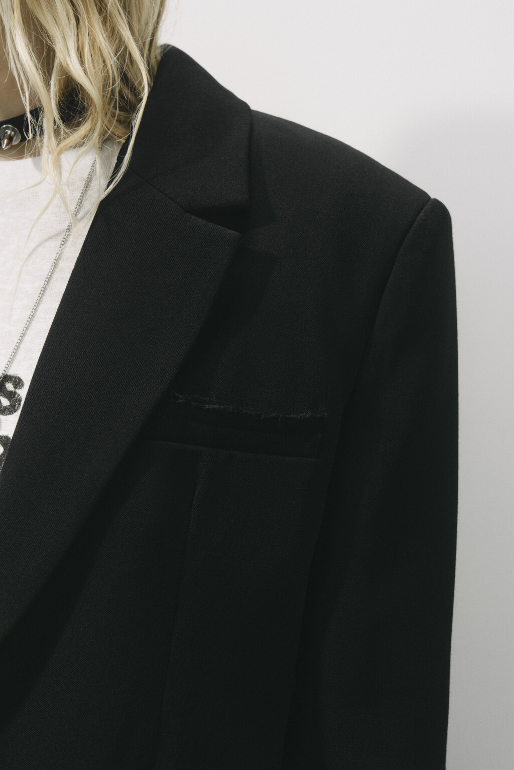 Пиджак костюмный с открытыми срезами и рваниной - цвет черный - 8