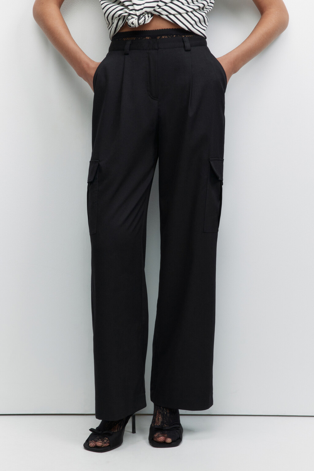 Брюки костюмные с карманами карго - цвет черный - 2