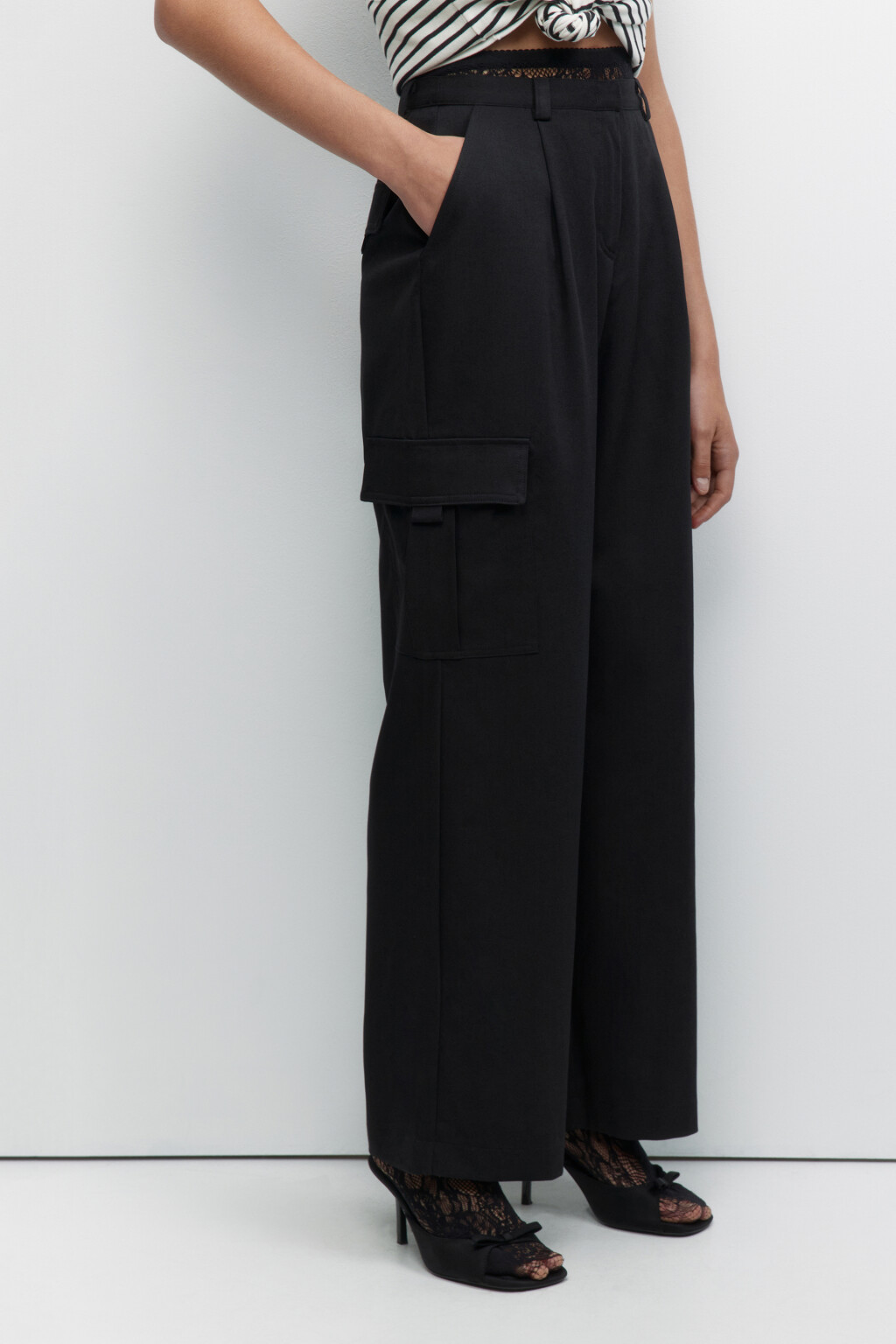 Брюки костюмные с карманами карго - цвет черный - 3