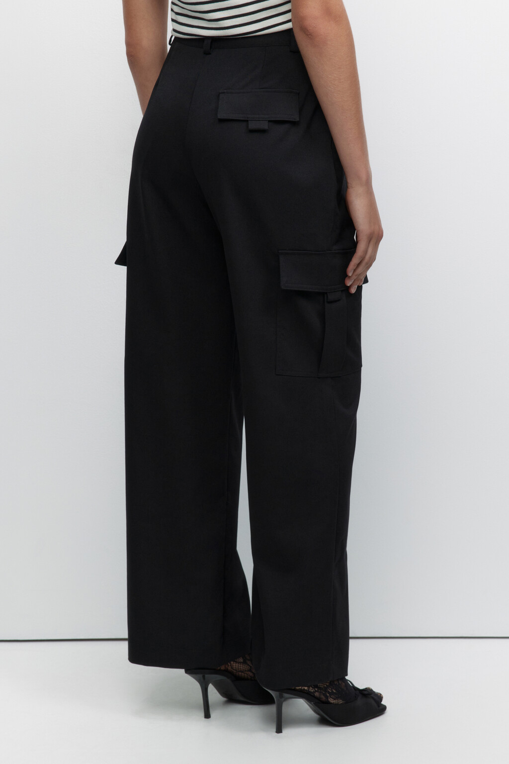 Брюки костюмные с карманами карго - цвет черный - 4