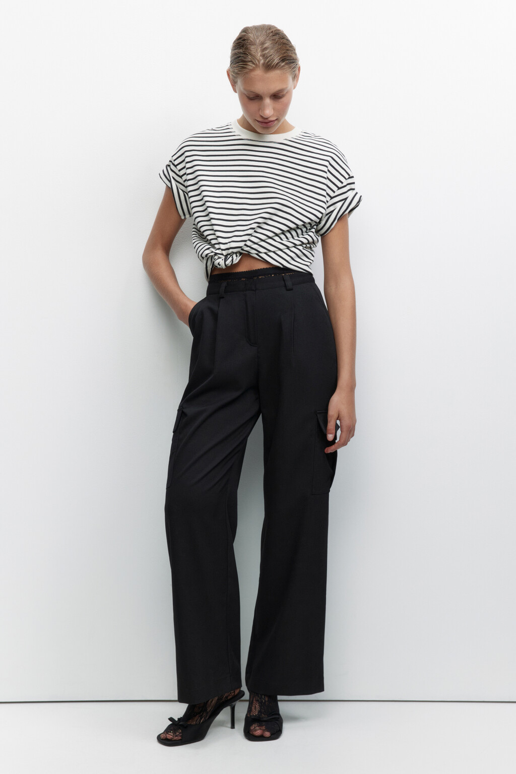 Брюки костюмные с карманами карго - цвет черный - 1