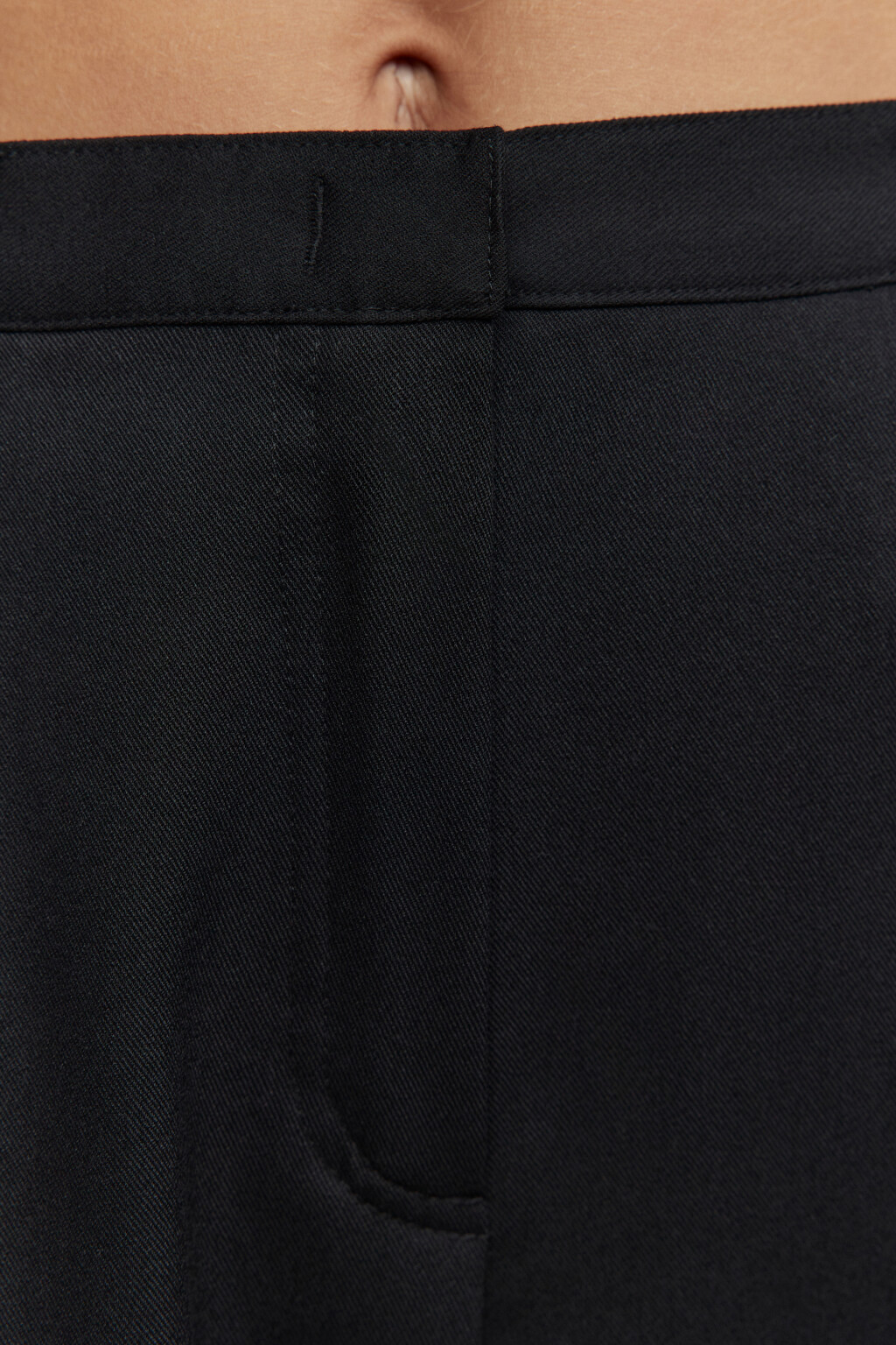 Брюки костюмные с карманами карго - цвет черный - 5