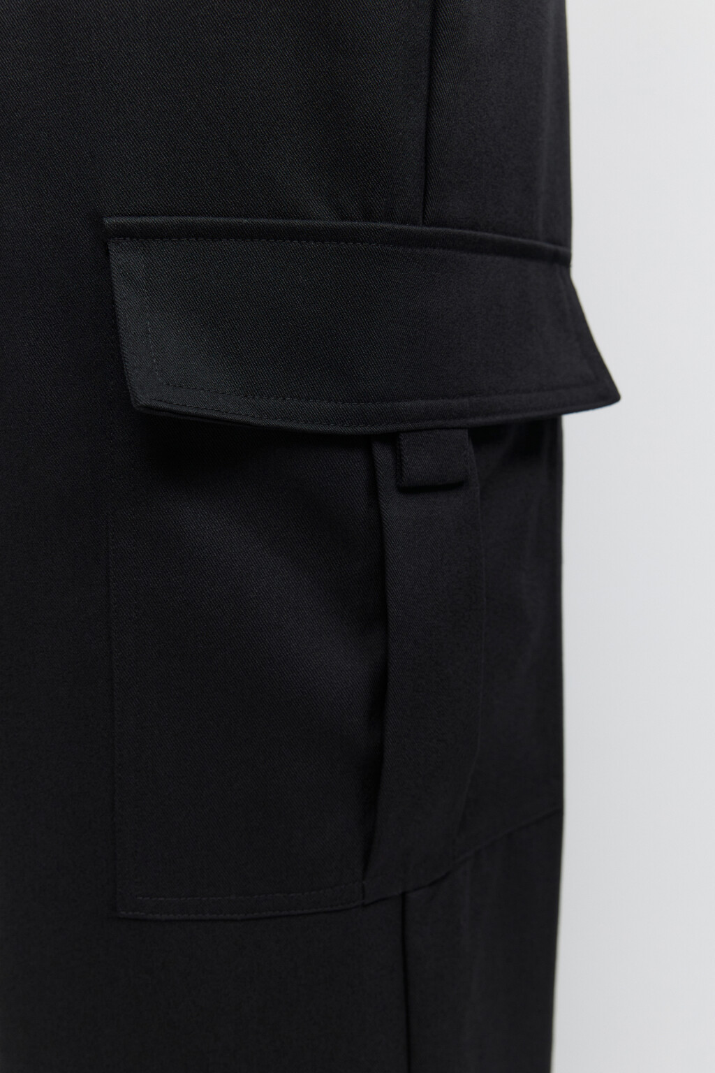 Брюки костюмные с карманами карго - цвет черный - 7