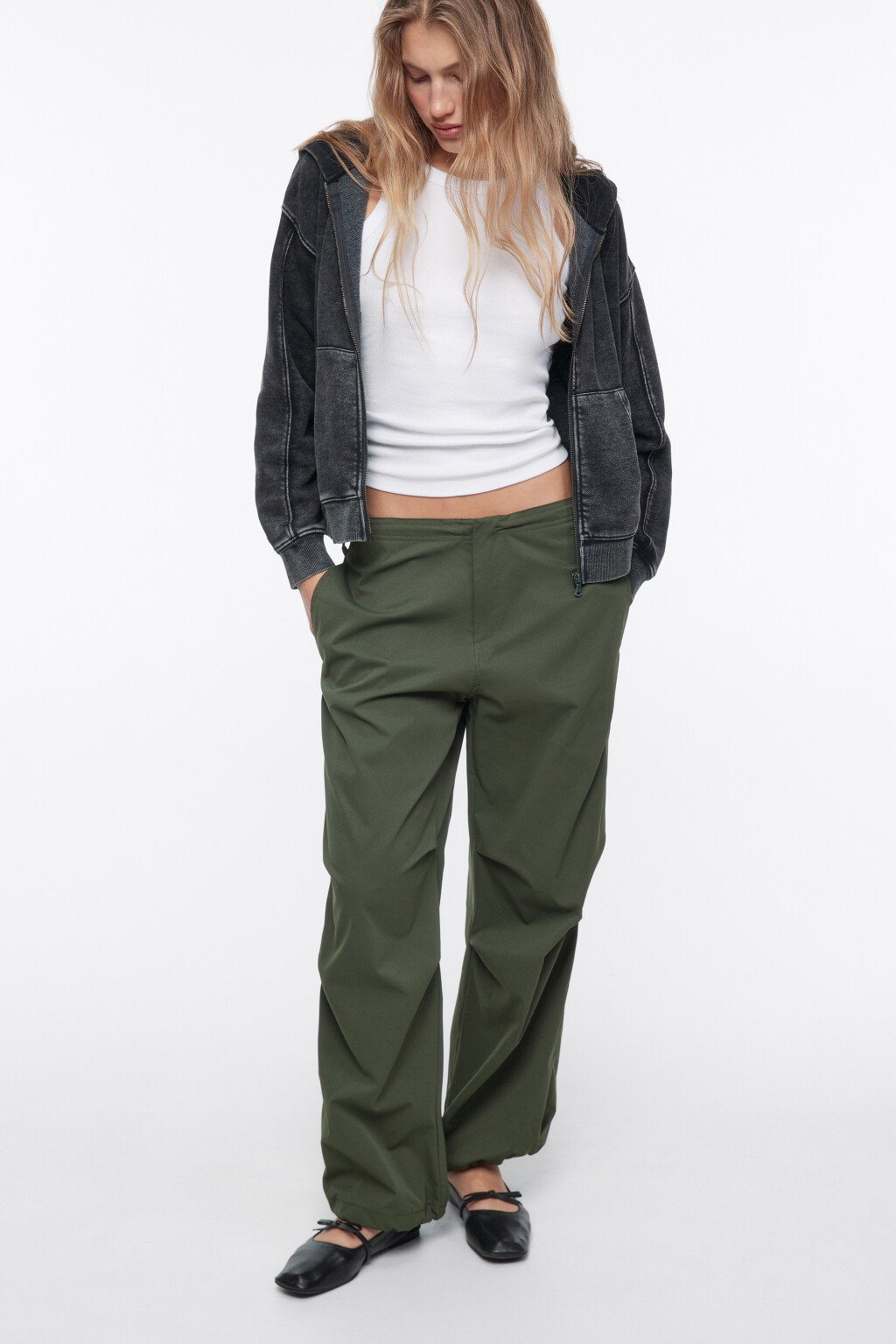 Брюки-парашюты с утяжками и драпировкой - цвет зеленый - 1