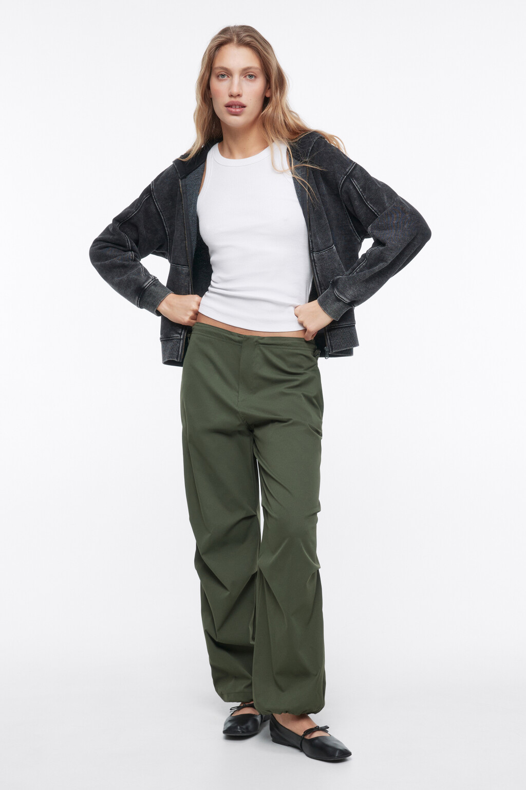 Брюки-парашюты с утяжками и драпировкой - цвет зеленый - 5