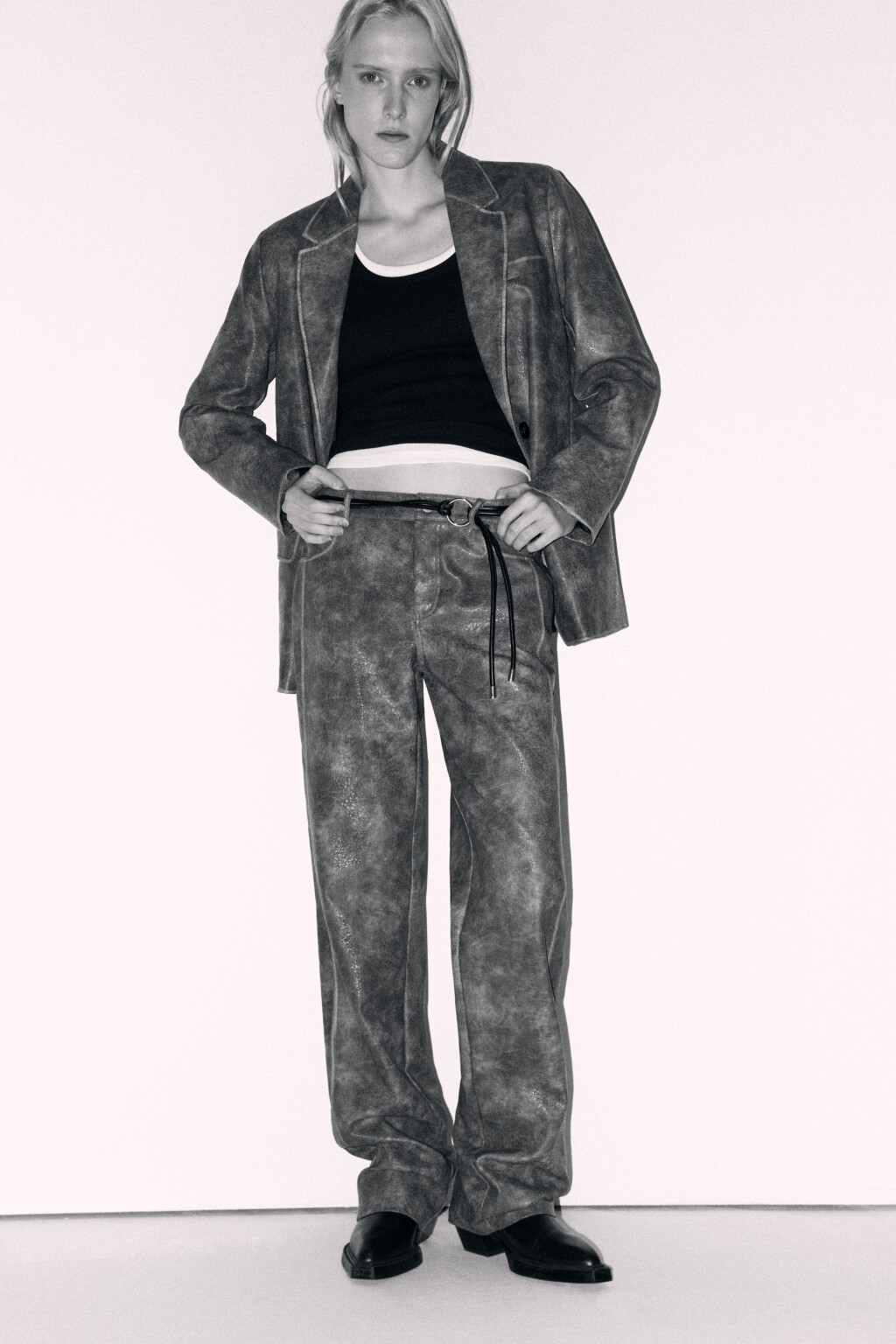 Брюки из искусственной кожи с вареным эффектом - цвет серый - 6