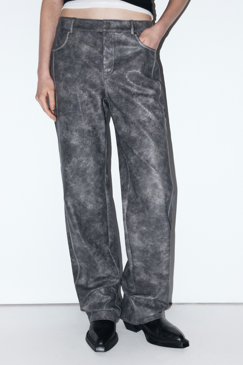 Брюки из искусственной кожи с вареным эффектом - цвет серый - 1