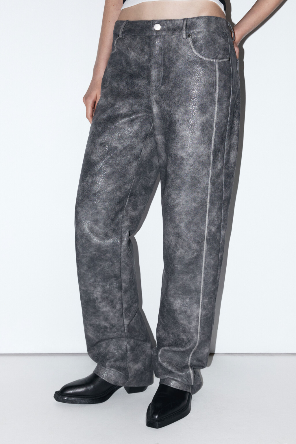 Брюки из искусственной кожи с вареным эффектом - цвет серый - 2