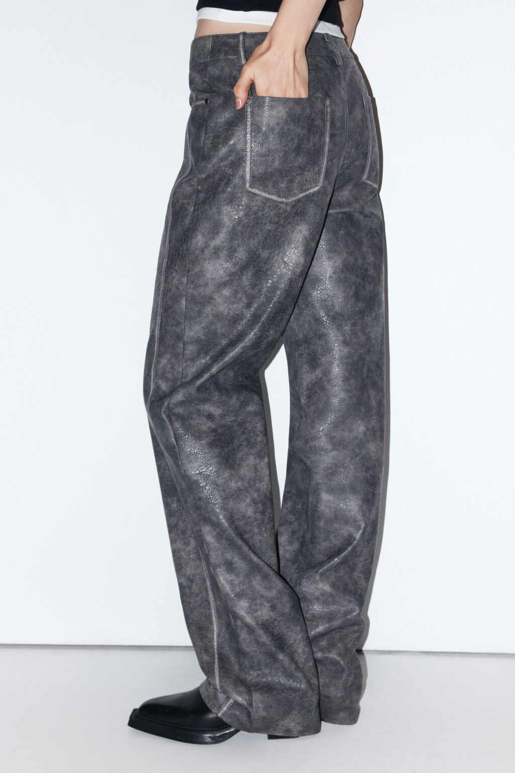 Брюки из искусственной кожи с вареным эффектом - цвет серый - 3