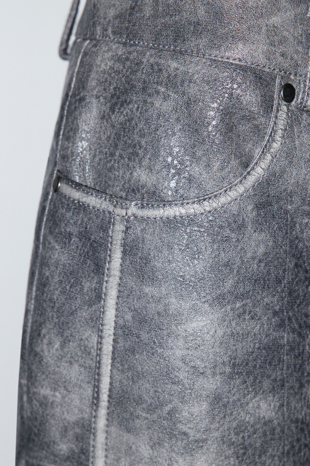 Брюки из искусственной кожи с вареным эффектом - цвет серый - 7