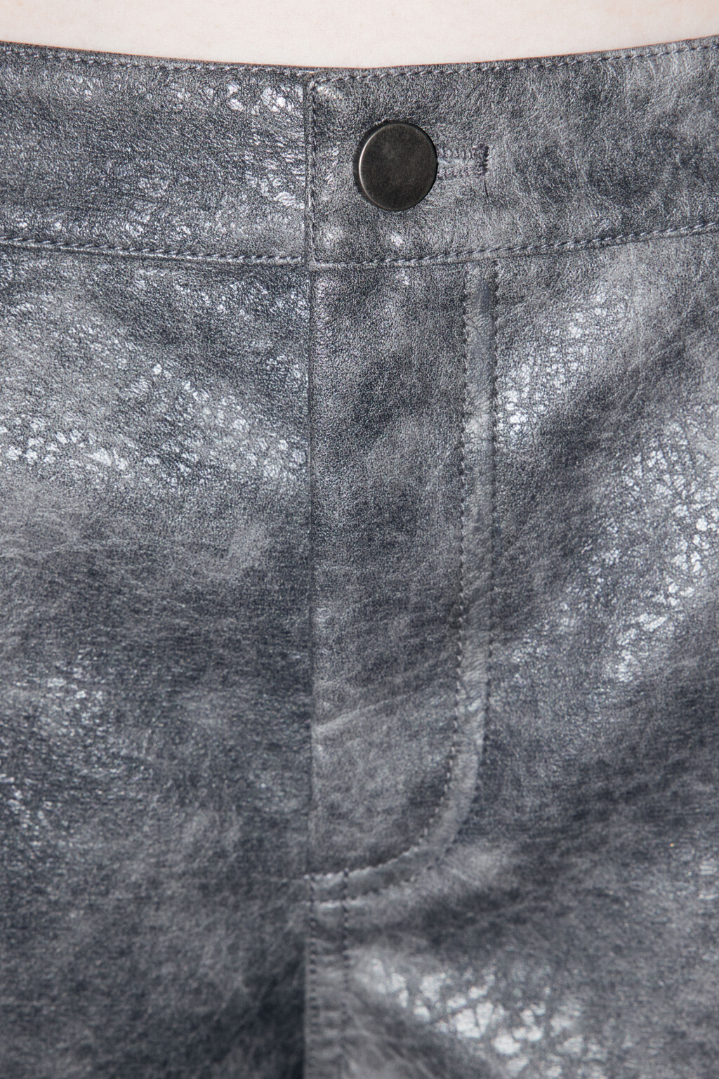 Брюки из искусственной кожи с вареным эффектом - цвет серый - 8