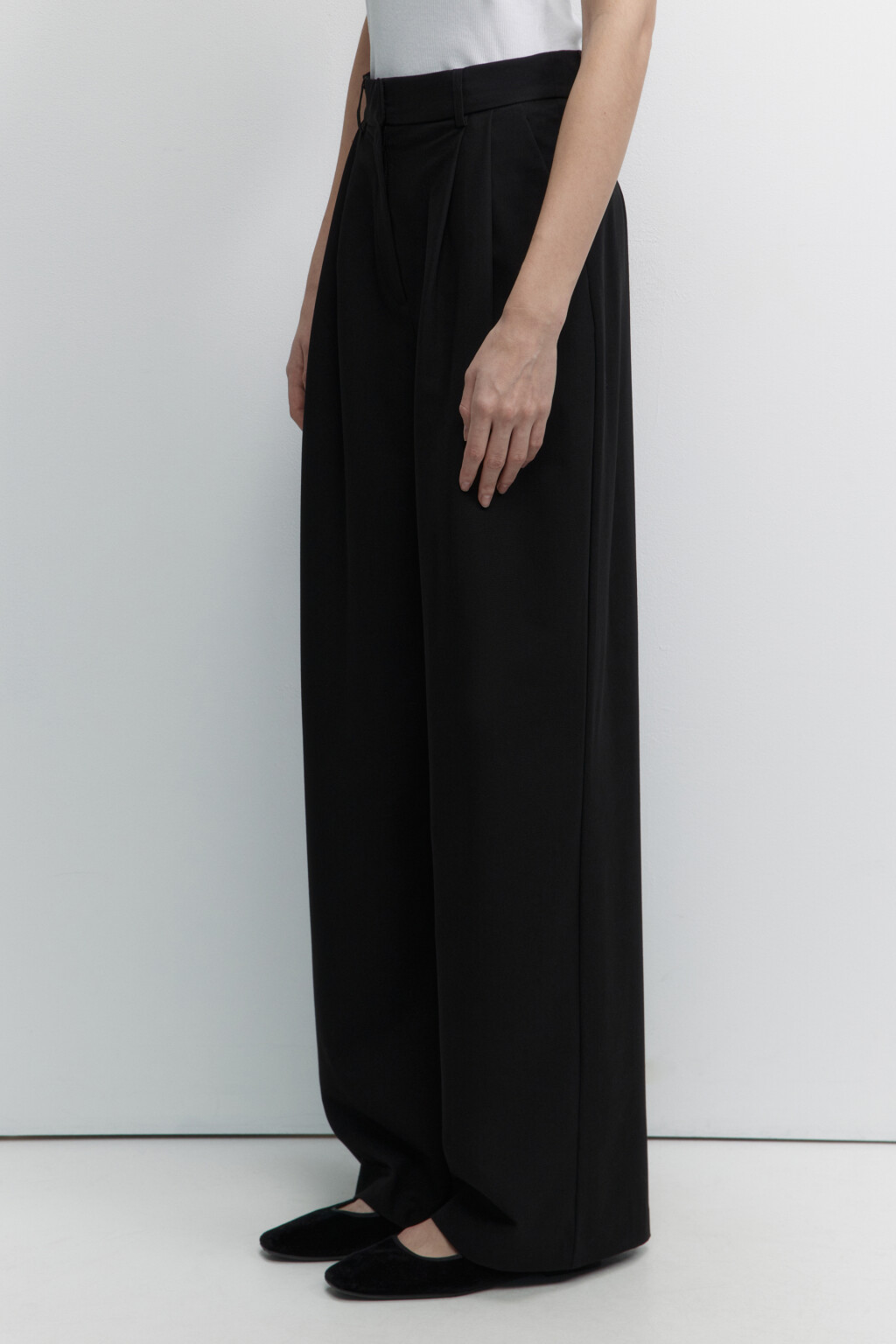 Брюки широкие со складками на поясе - цвет черный - 3