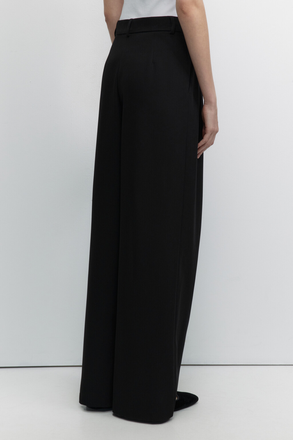 Брюки широкие со складками на поясе - цвет черный - 4