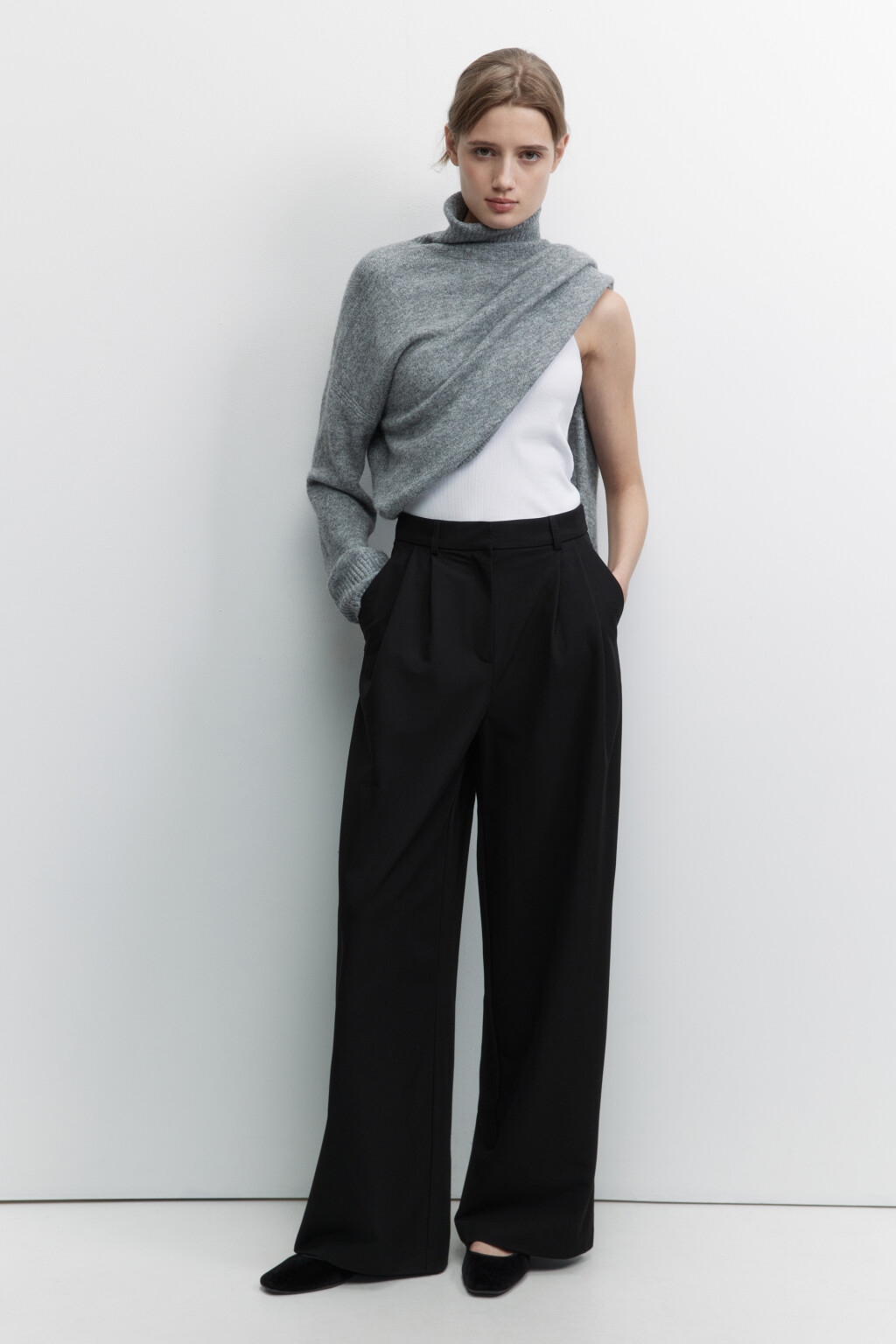 Брюки широкие со складками на поясе - цвет черный - 5