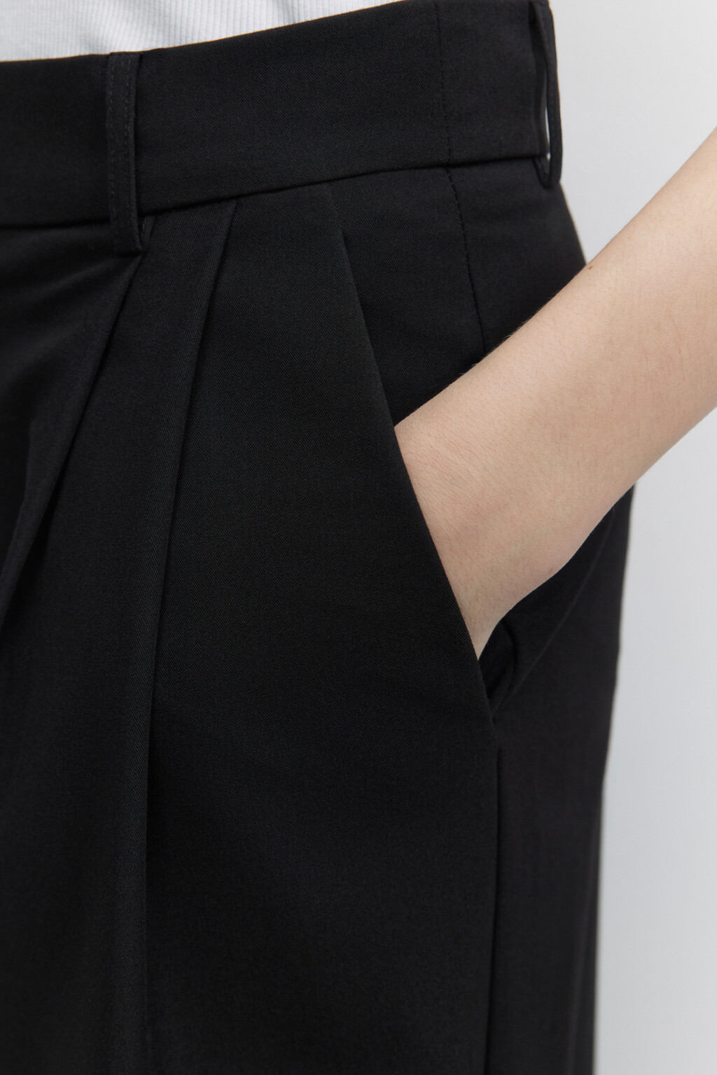 Брюки широкие со складками на поясе - цвет черный - 7