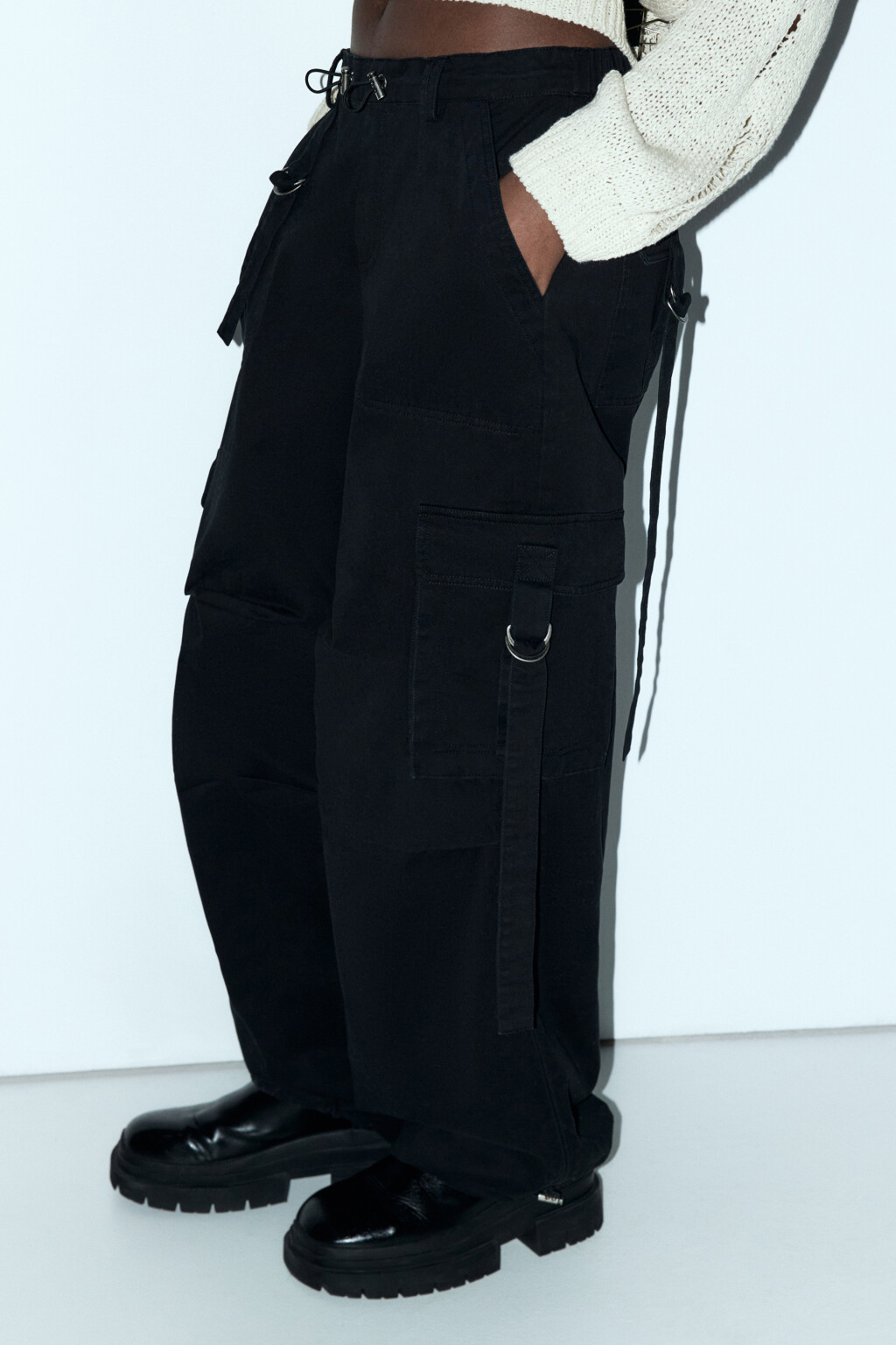 Брюки-парашюты с карманами и ремешками - цвет черный - 3