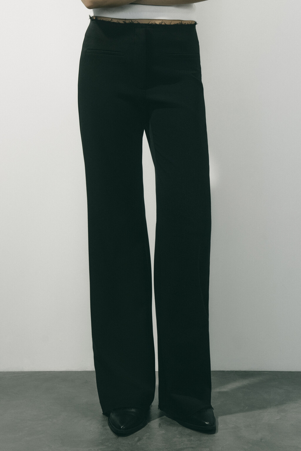 Брюки клеш с открытыми срезами и рваниной - цвет черный - 2