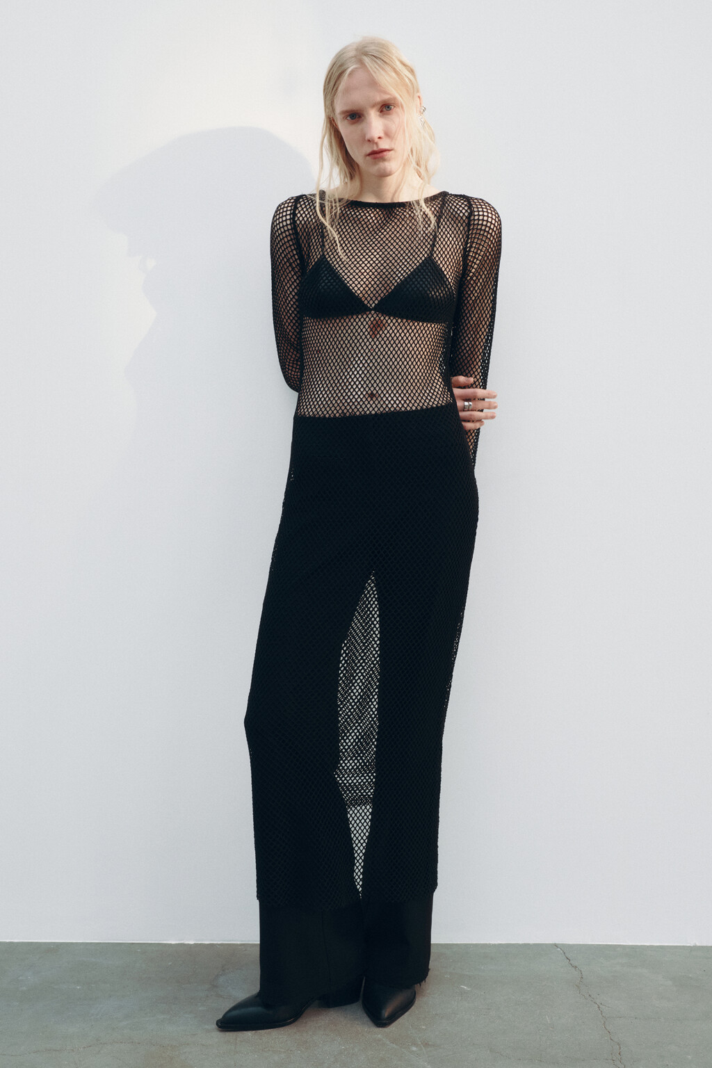 Брюки клеш с открытыми срезами и рваниной - цвет черный - 8