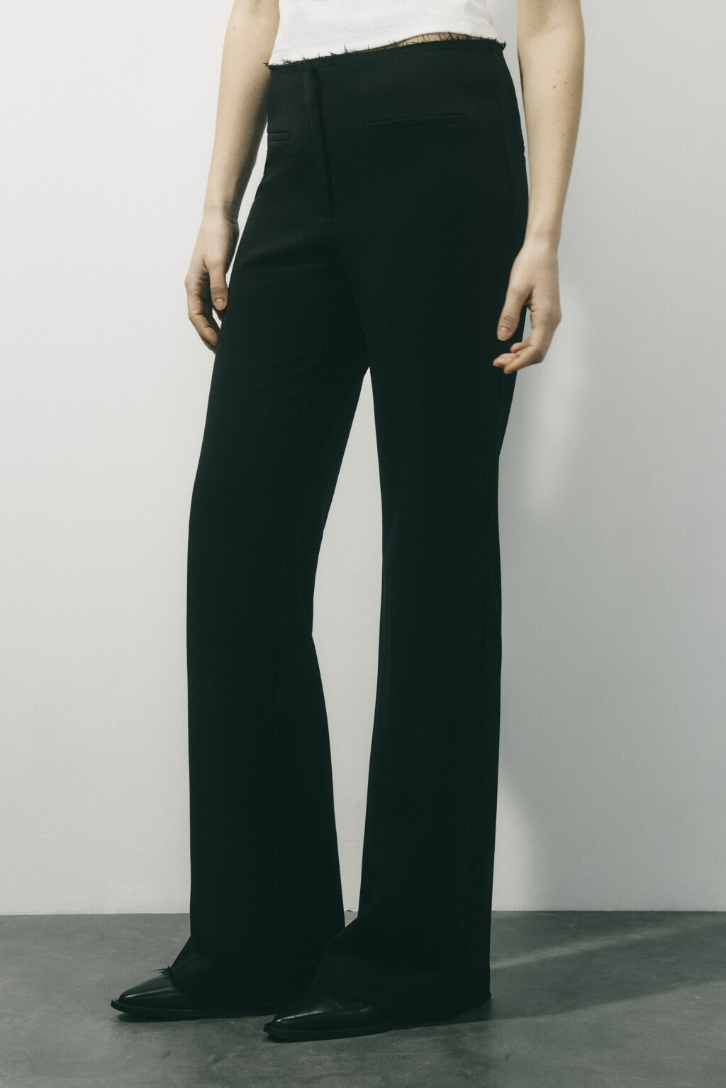 Брюки клеш с открытыми срезами и рваниной - цвет черный - 3