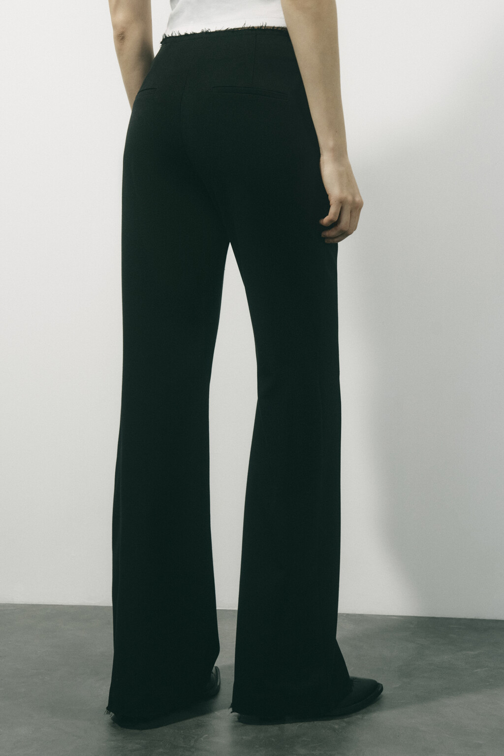 Брюки клеш с открытыми срезами и рваниной - цвет черный - 4