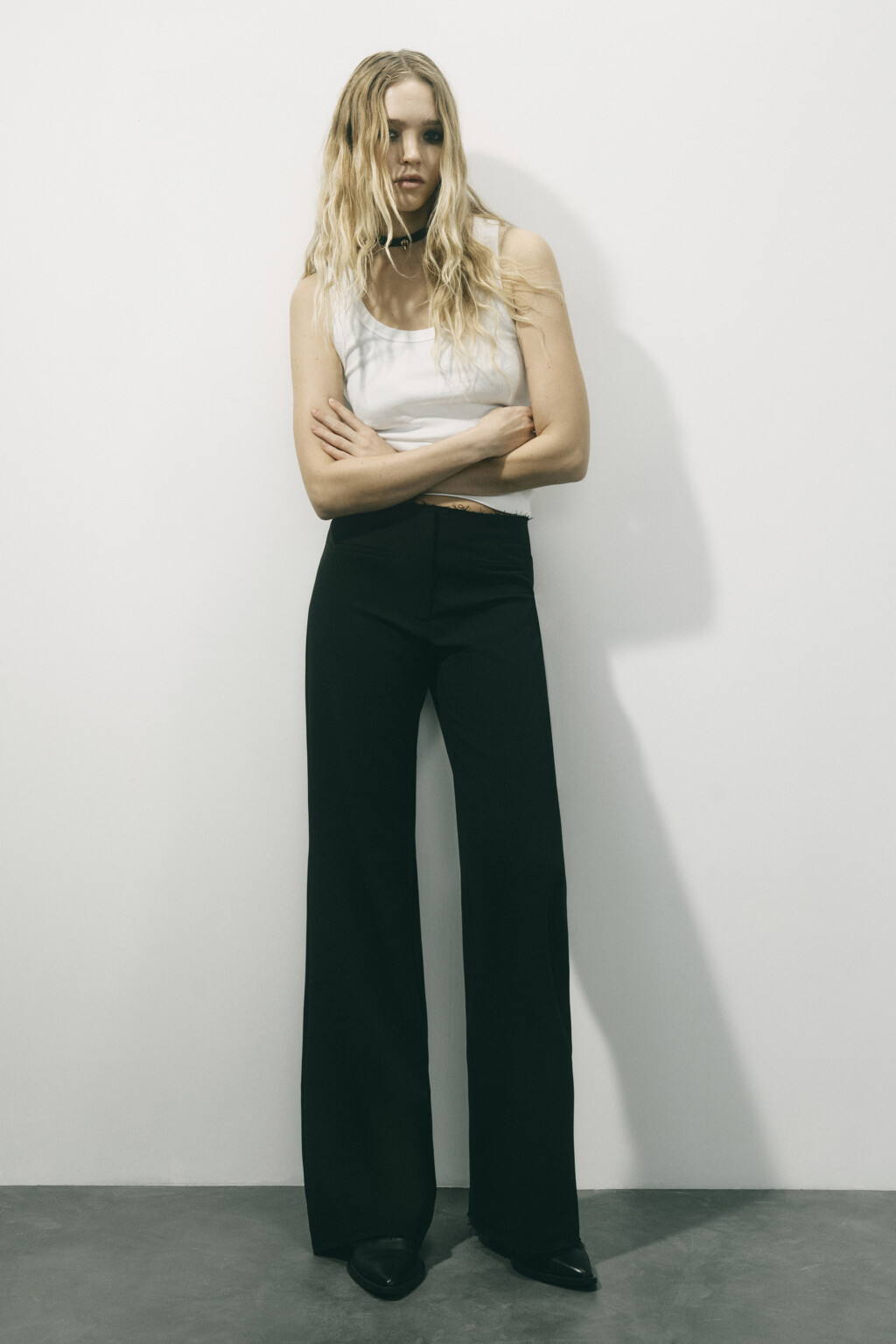 Брюки клеш с открытыми срезами и рваниной - цвет черный - 5