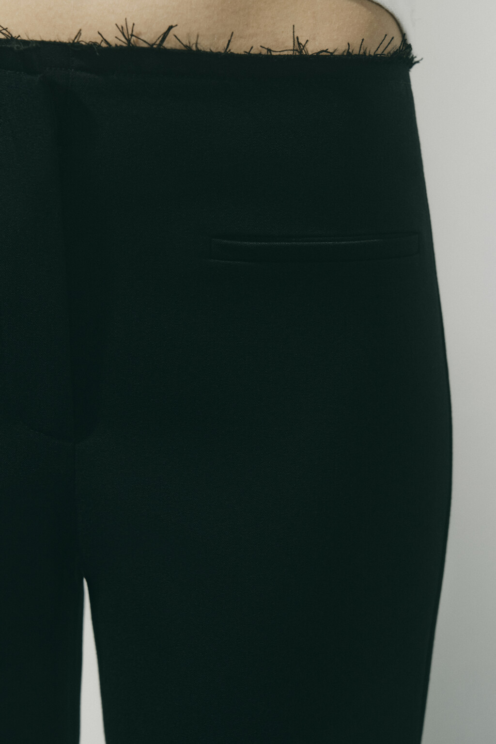 Брюки клеш с открытыми срезами и рваниной - цвет черный - 6