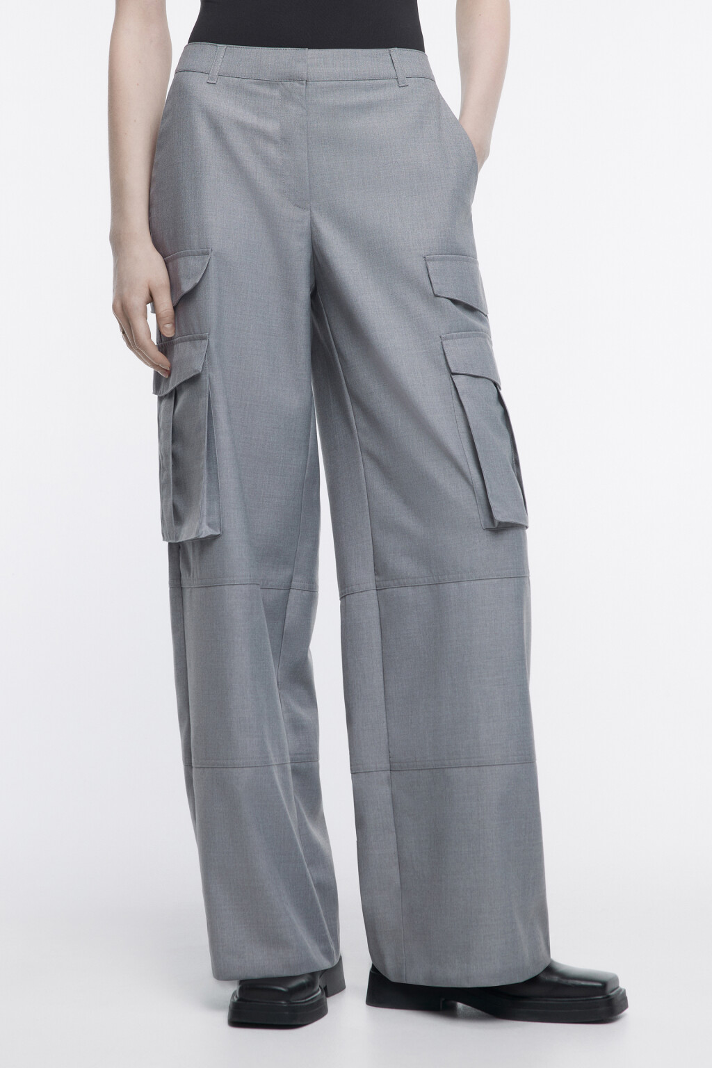 Брюки широкие костюмные с карманами карго - цвет серый - 2