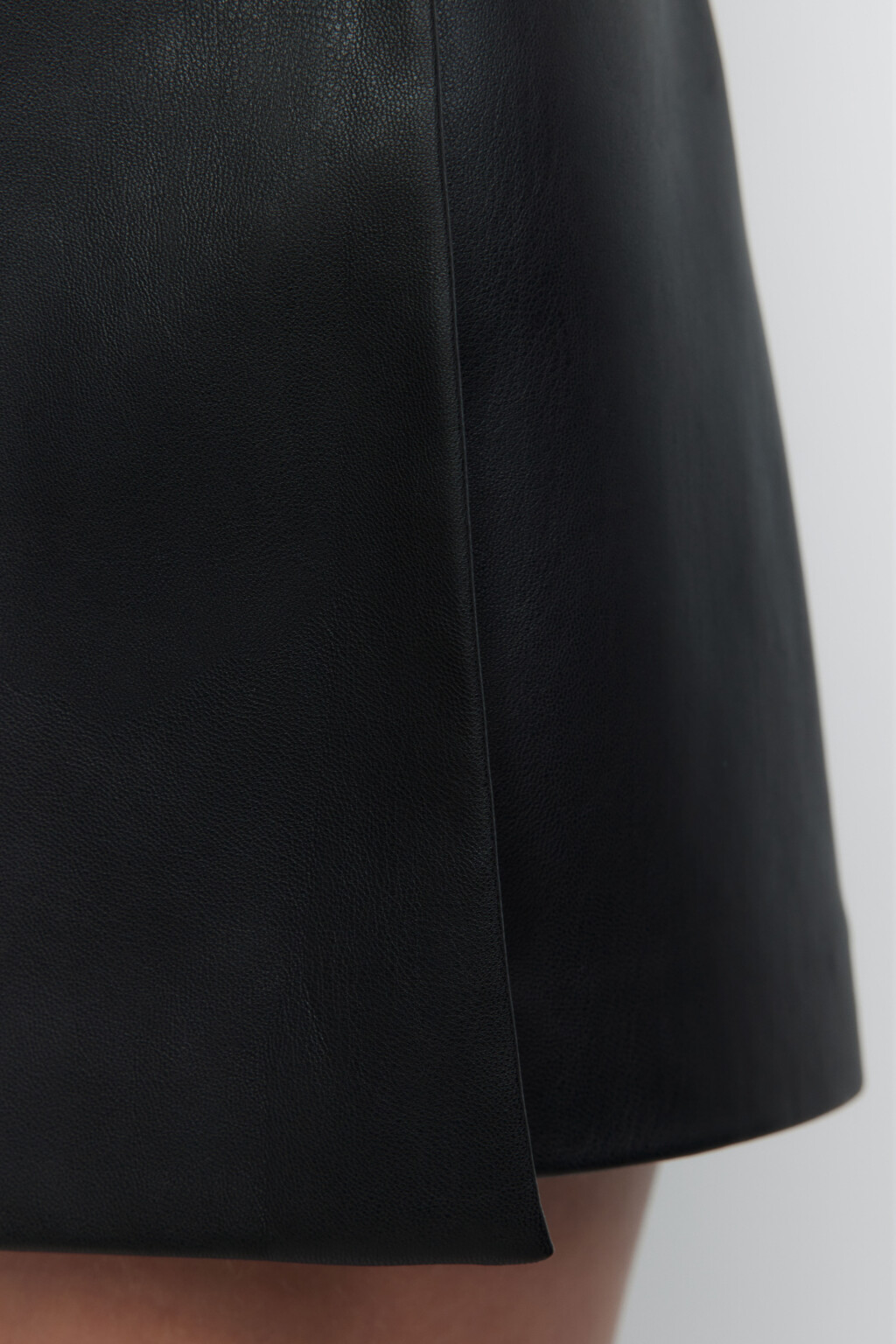 Юбка-шорты из искусственной кожи - цвет черный - 5