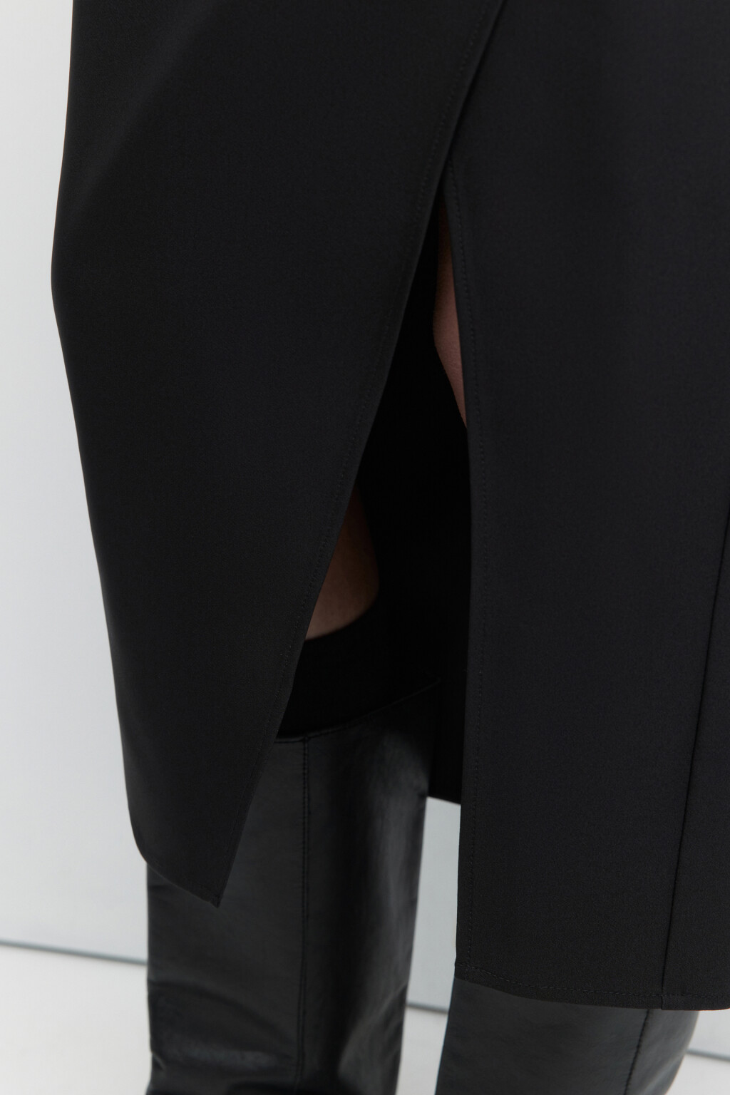 Юбка-карандаш миди с разрезом и драпировкой - цвет черный - 5