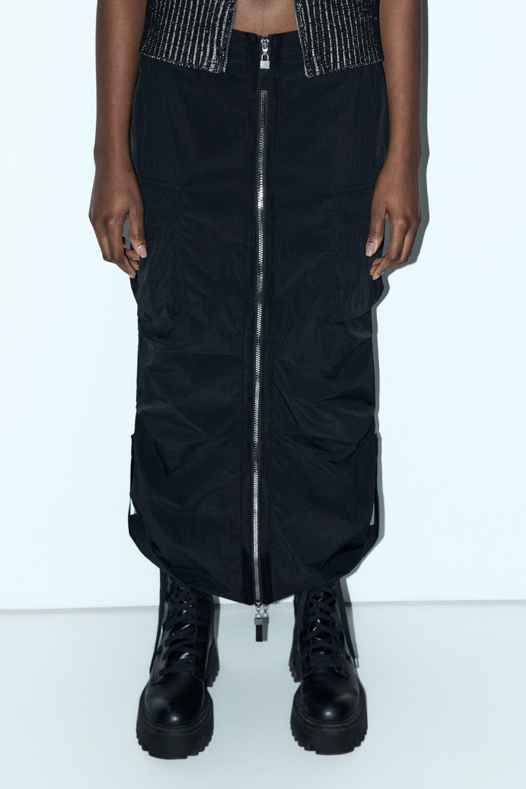 Юбка-парашют макси с карманами и драпировками - цвет черный - 2