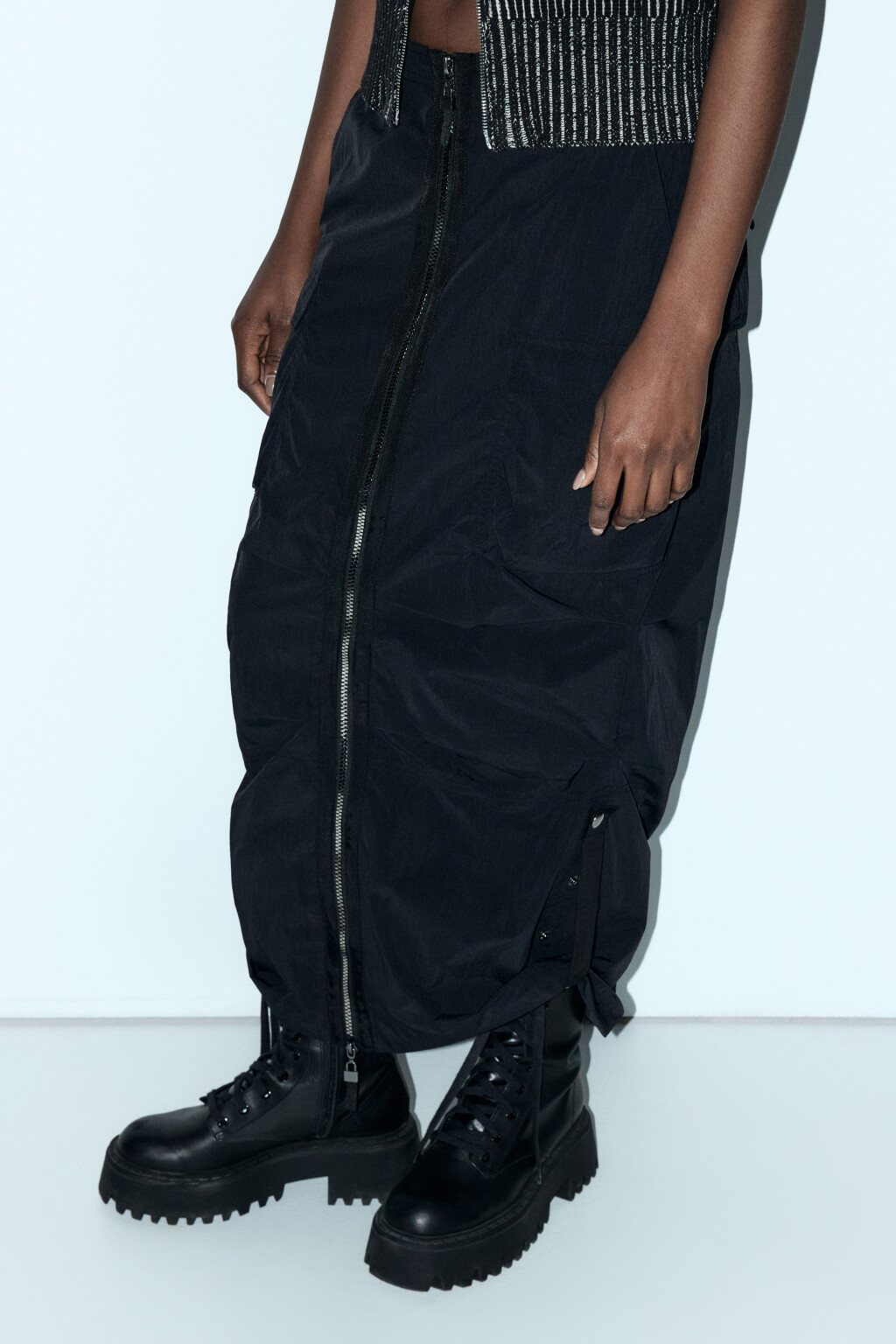 Юбка-парашют макси с карманами и драпировками - цвет черный - 3