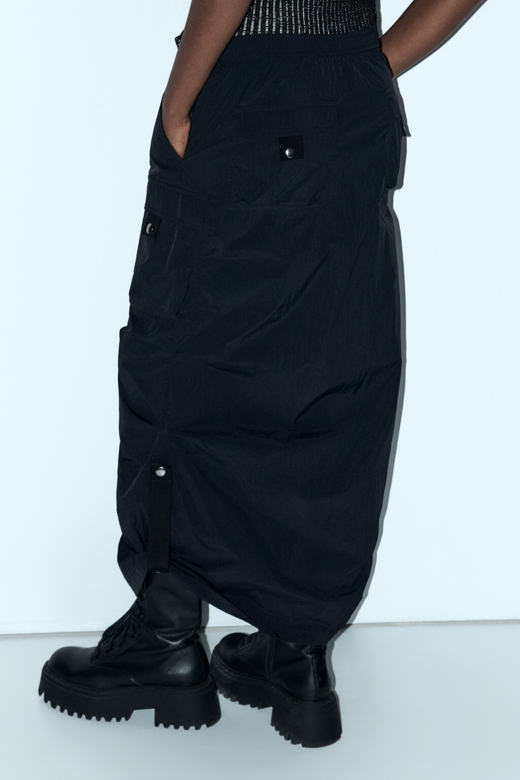 Юбка-парашют макси с карманами и драпировками - цвет черный - 4
