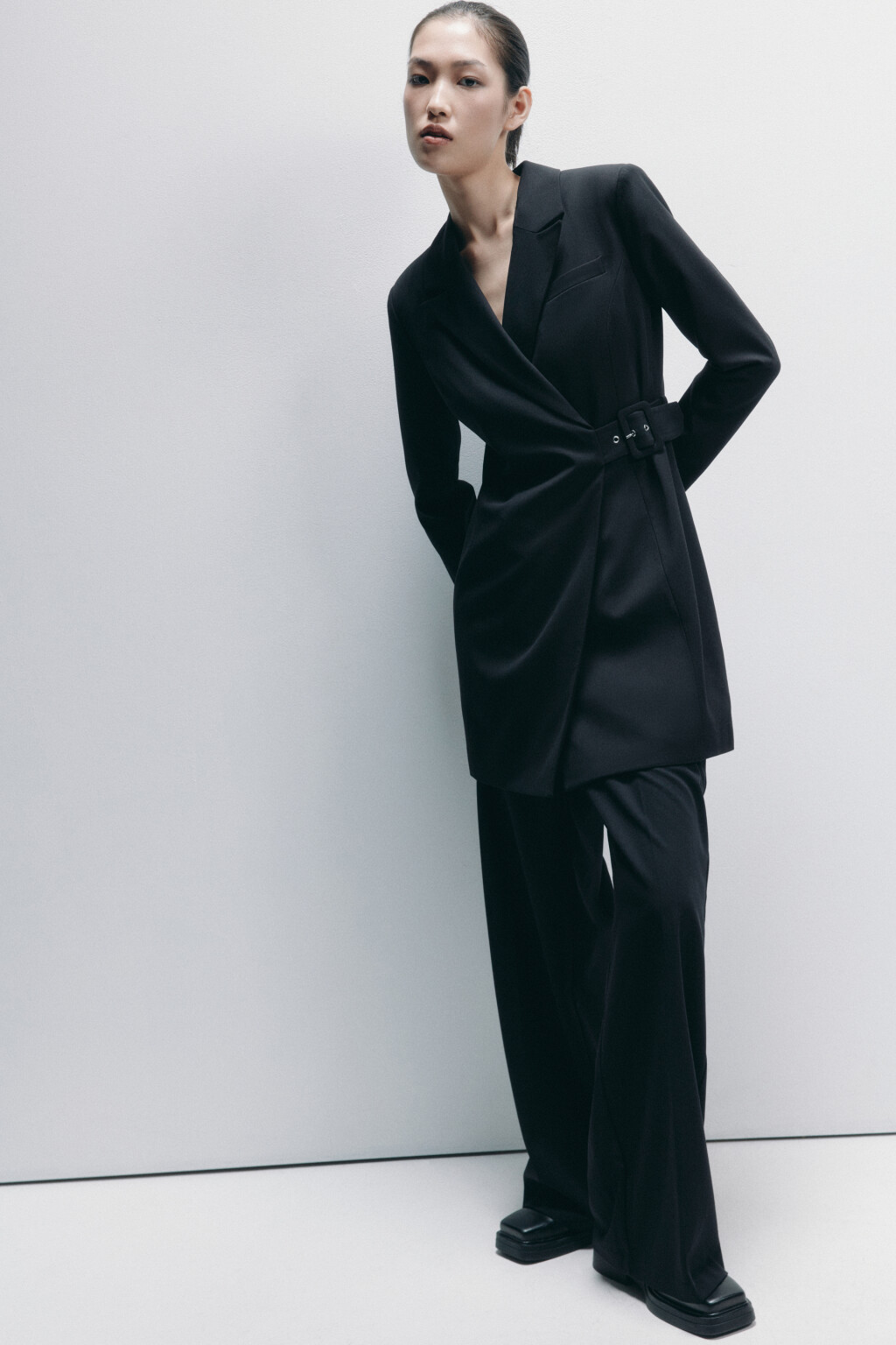 Платье-пиджак мини приталенное с запахом - цвет черный - 1