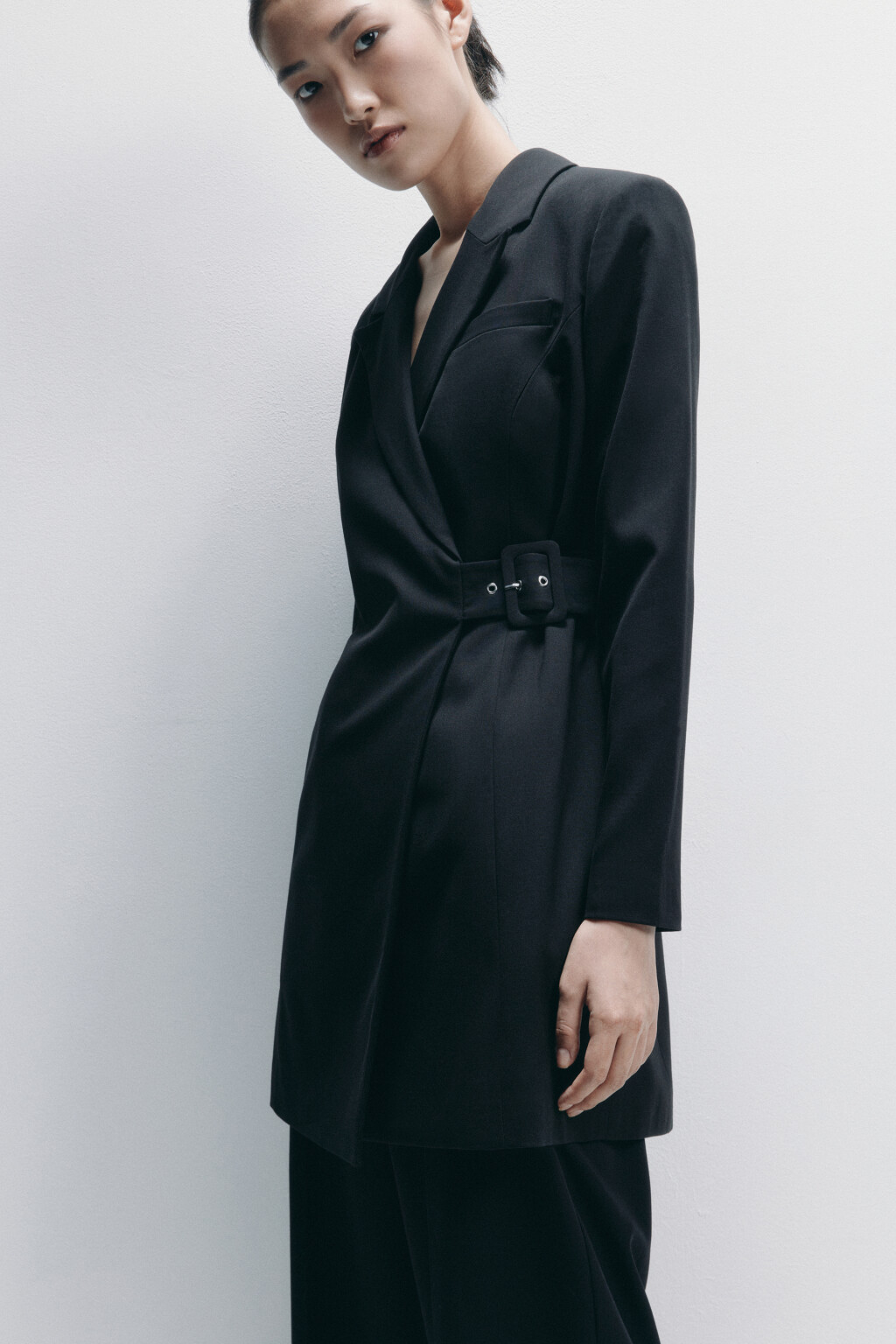 Платье-пиджак мини приталенное с запахом - цвет черный - 2