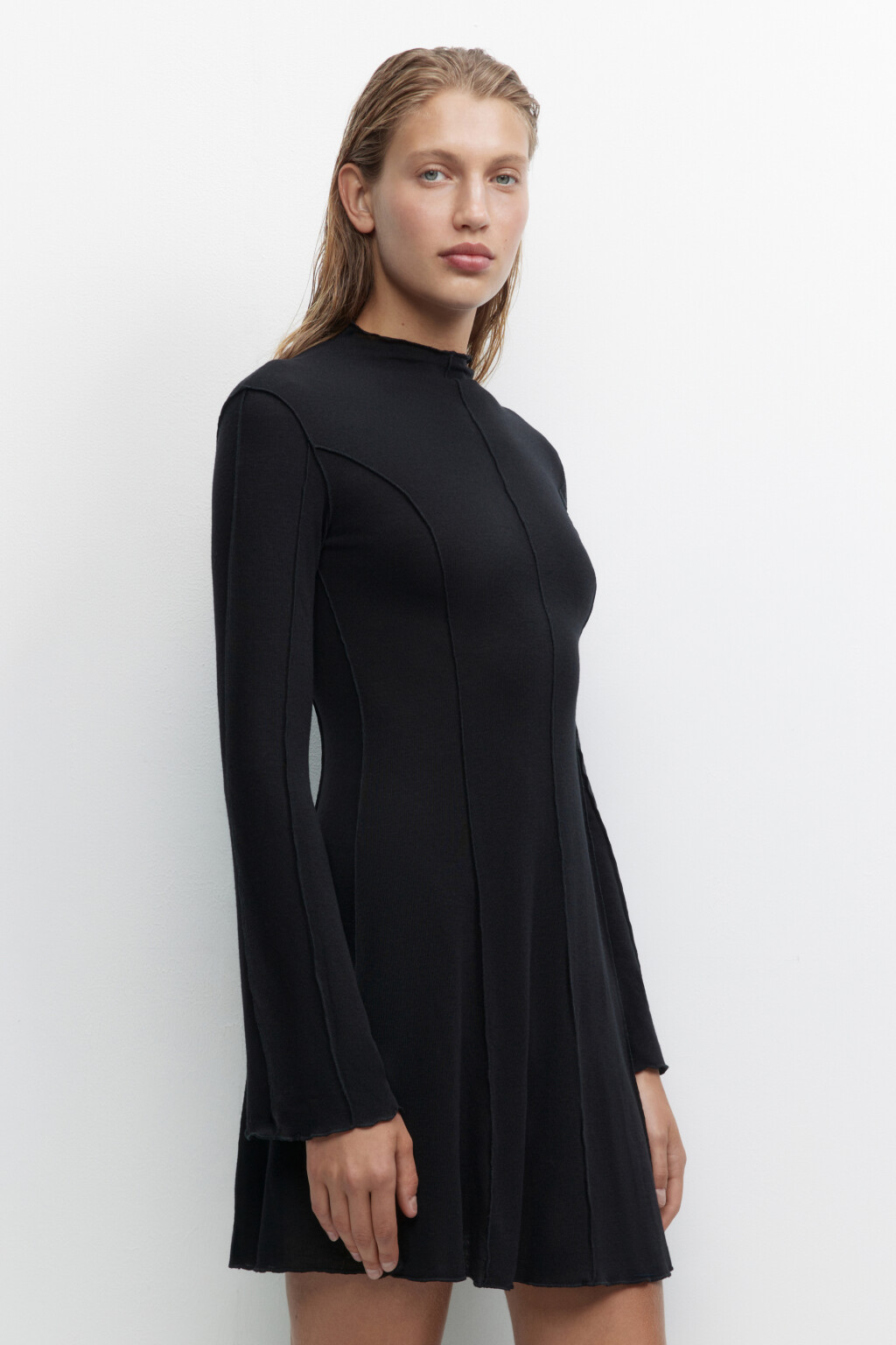 Платье мини с волнистыми краями и рельефами - цвет черный - 4