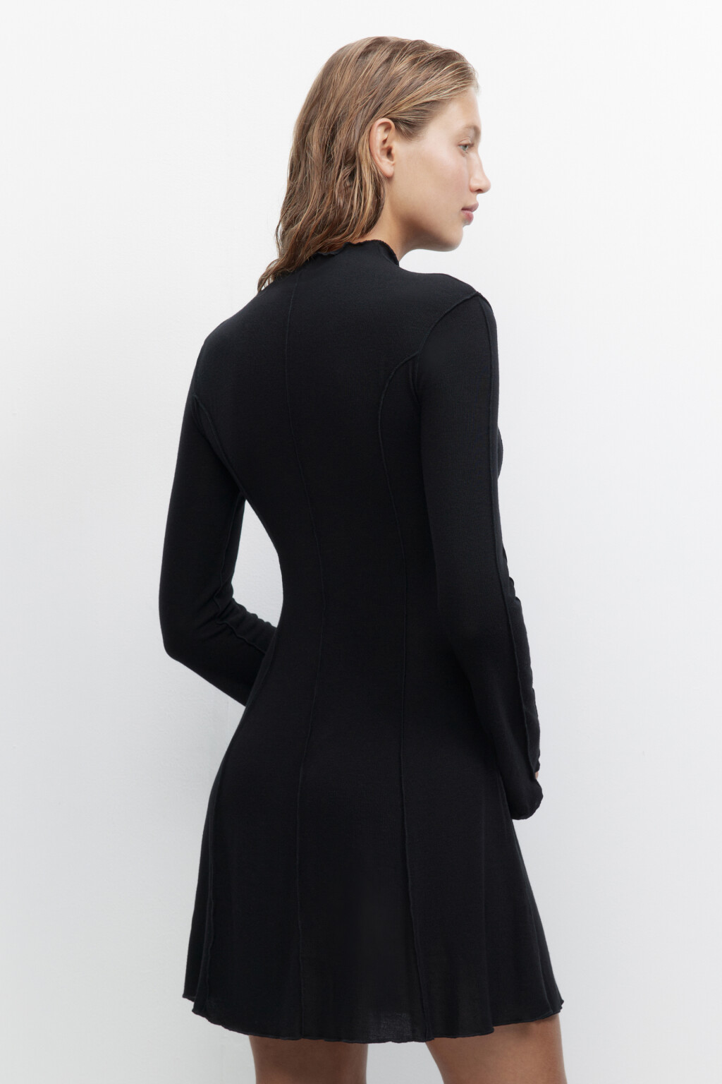 Платье мини с волнистыми краями и рельефами - цвет черный - 5