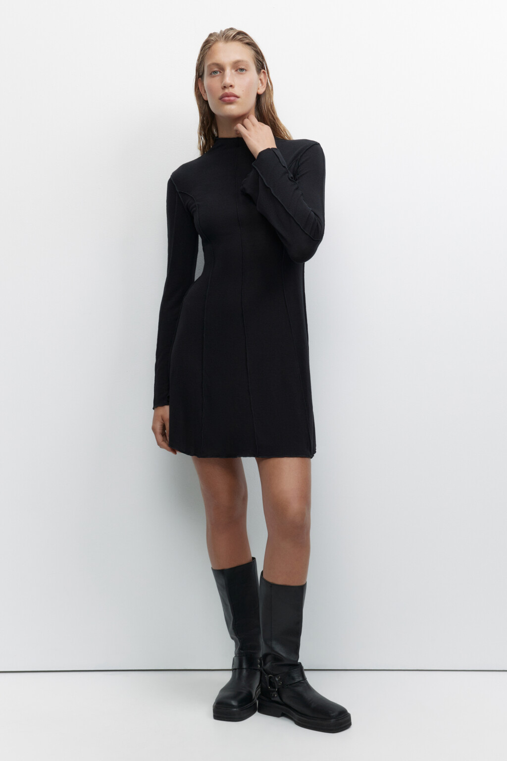 Платье мини с волнистыми краями и рельефами - цвет черный - 6