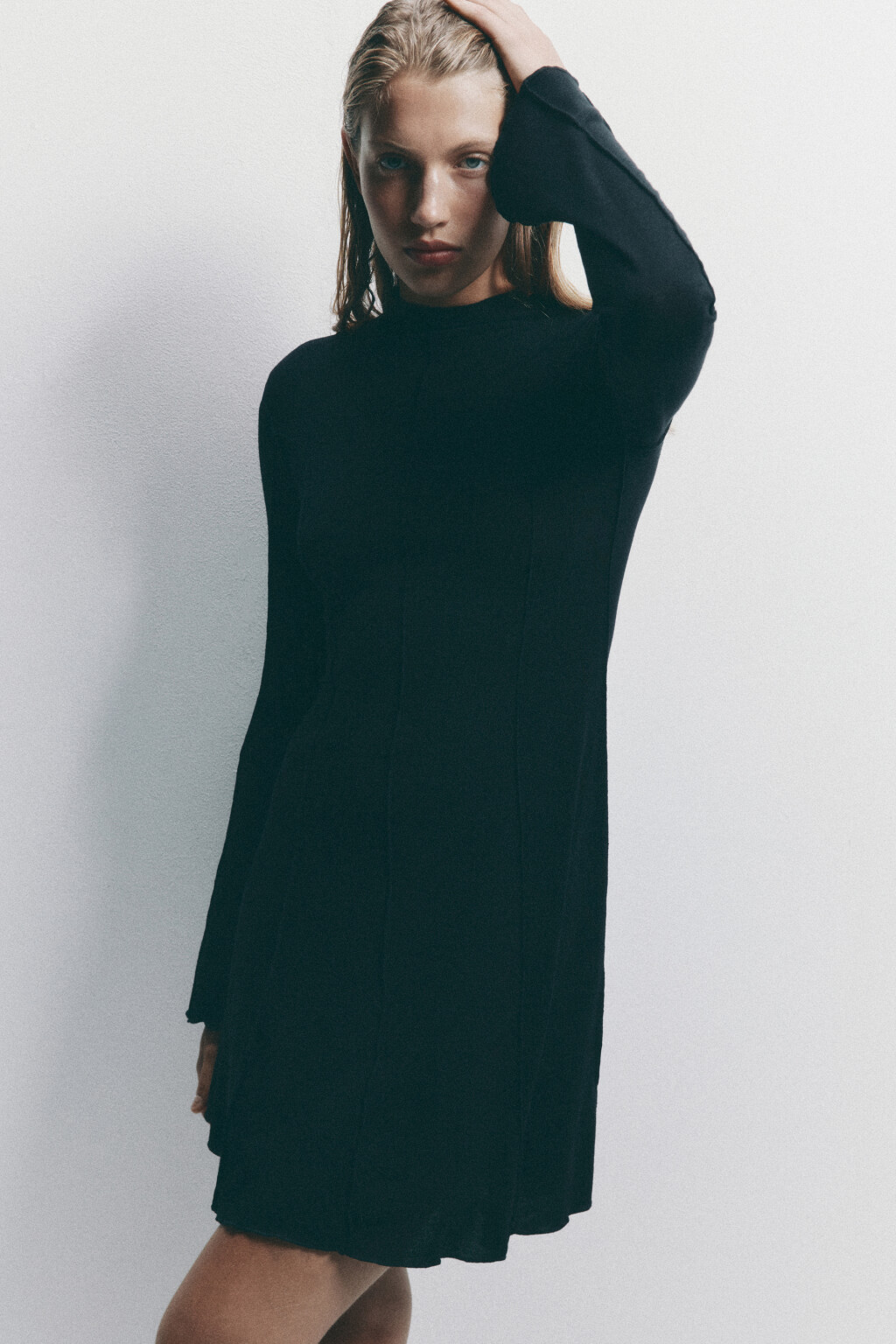 Платье мини с волнистыми краями и рельефами - цвет черный - 1